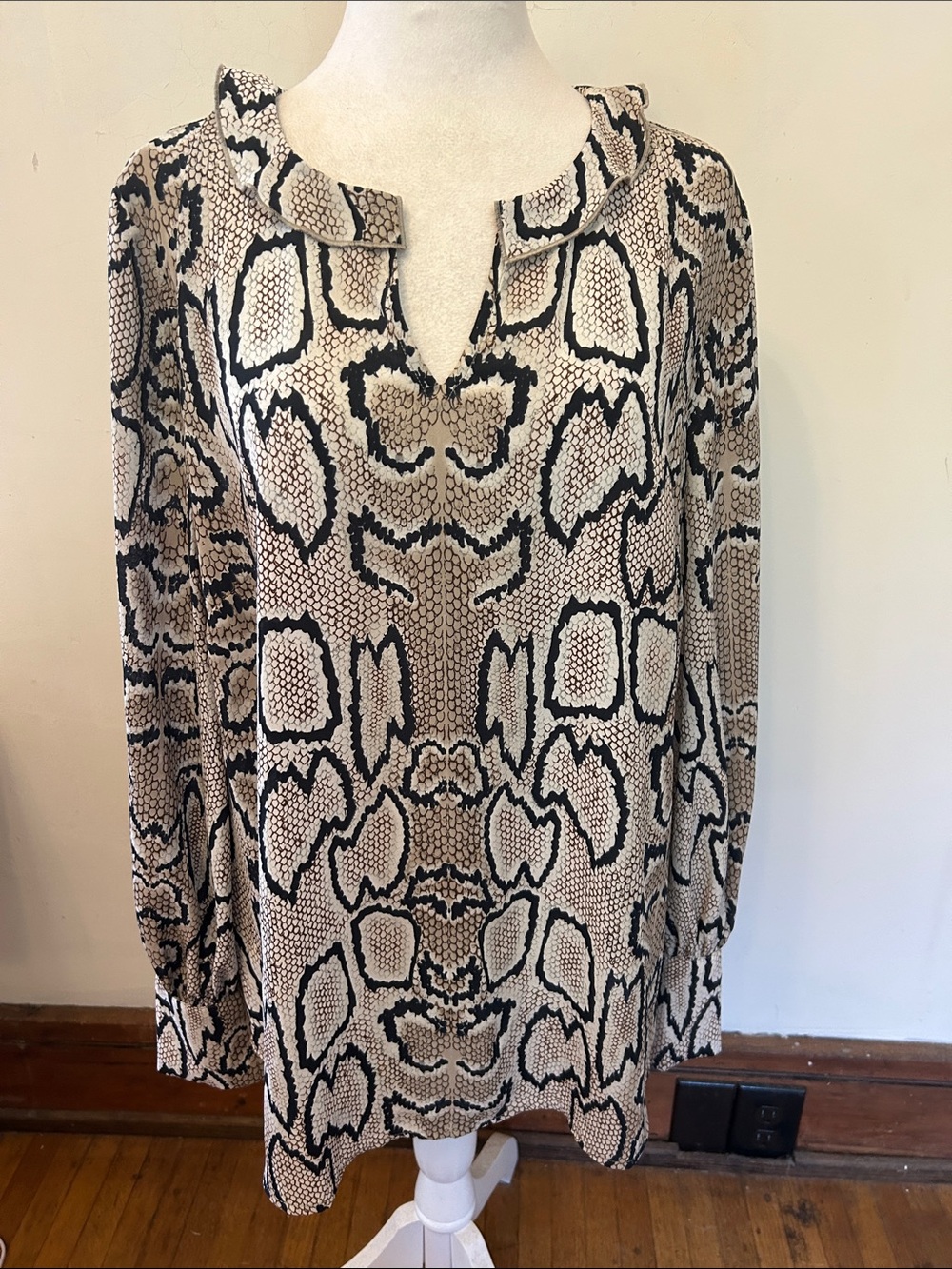 Cabi Neutral Snake Print Split neck long sleeve blouse Size L EUC